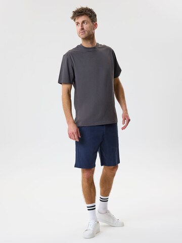 TWO SOON Regular Shorts in Blau: Vorderseite