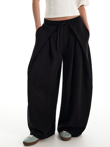 BershkaBaggy Hlače s naborima - crna boja: prednji dio