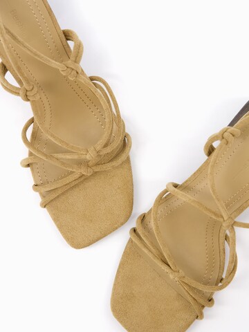 Bershka Sandalen met riem in Geel