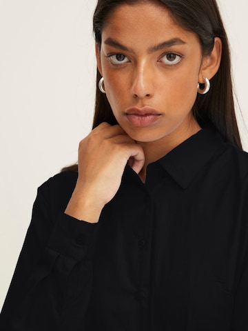 ICHI - Vestidos camiseiros em preto