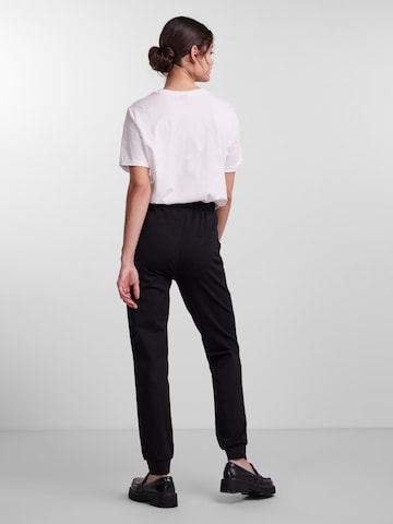 Effilé Pantalon 'Klara' PIECES en noir