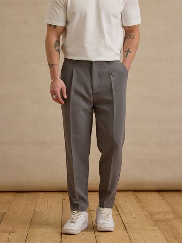 Tapered Pantaloni con piega frontale 'Toni' di DAN FOX APPAREL in grigio: frontale