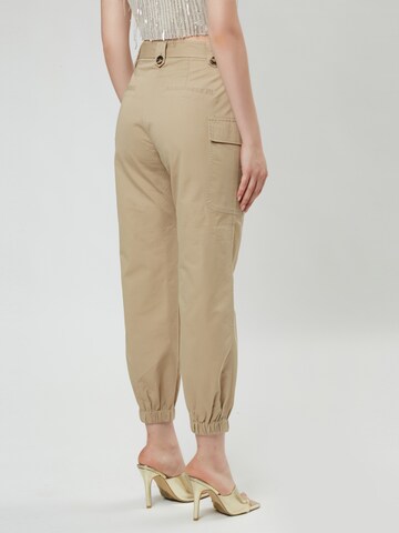 Tapered Pantaloni cargo di Influencer in beige