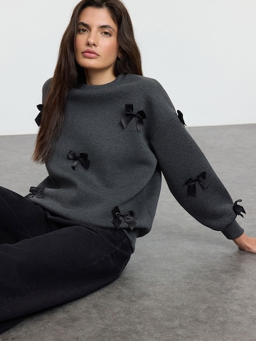 Trendyol Sweatshirt i grå