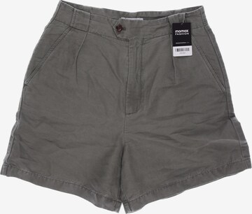 Closed Shorts in M in Green: front