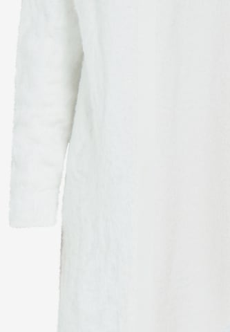 Geacă tricotată de la MYMO pe alb
