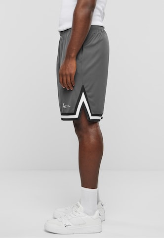 Karl Kani - Loosefit Pantalón 'Essential' en gris