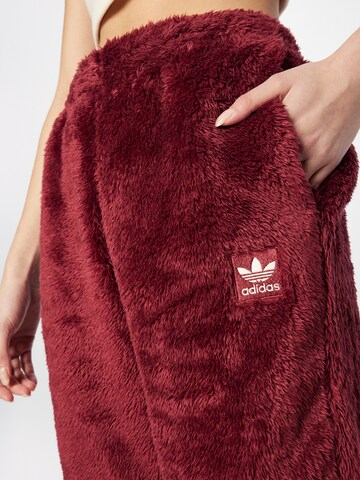 raudona ADIDAS ORIGINALS Laisvas Kelnės 'Essentials+ Fluffy Teddy'