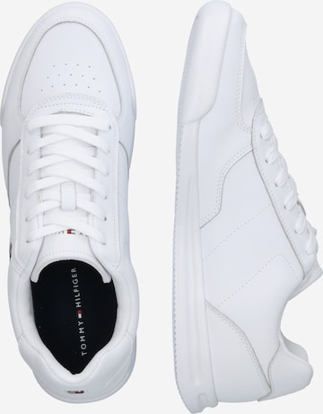 TOMMY HILFIGER Sneaker in Weiß