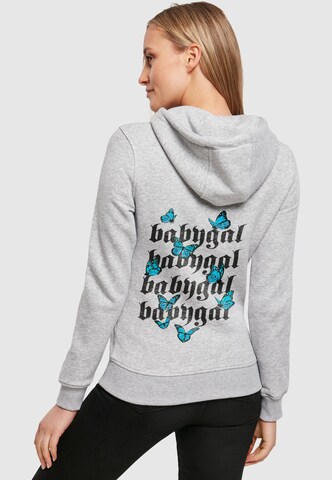 Sweat-shirt 'Babygal' Mister Tee en gris : devant