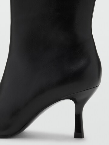 MANGO Saappaat 'Rufle' värissä musta