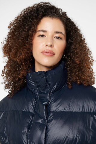 SENSES.THE LABEL Glänzende Steppweste Oversized in Blau