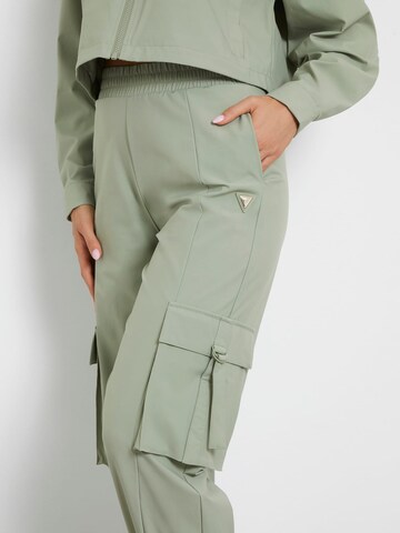 GUESS Tapered Cargohose in Grün