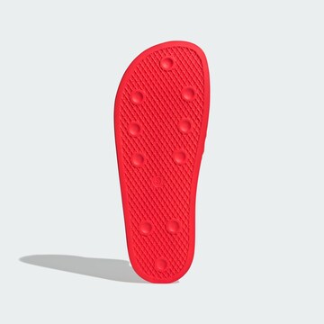 ADIDAS ORIGINALS - Zapatos abiertos 'Adilette' en rojo