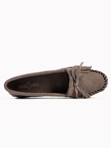 Minnetonka Mocassins 'Kilty' in Grijs