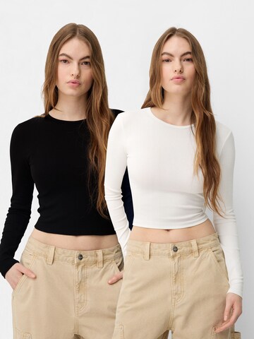 Bershka Koszulka w kolorze czarny: przód