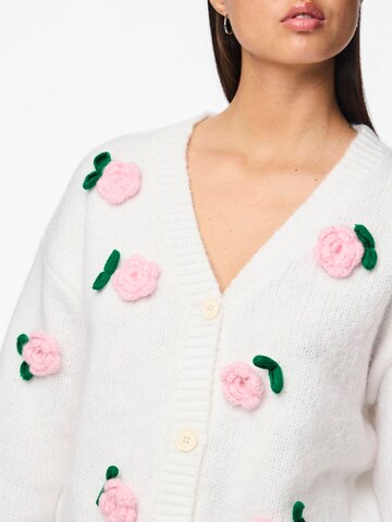 Cardigan 'PCLYDIA' PIECES en blanc