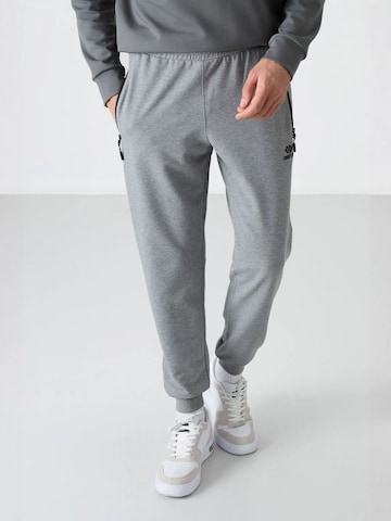 Tommy Life Tapered Workout Pants 'Jogginghose' in Grey: front