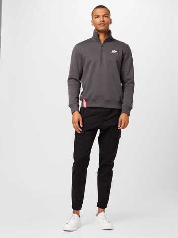 ALPHA INDUSTRIES - Sweatshirt em cinzento