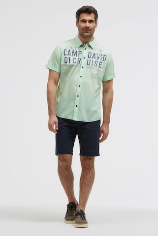 CAMP DAVID Regular Fit Leichtes Kurzarmhemd mit Logo Artwork in Grün