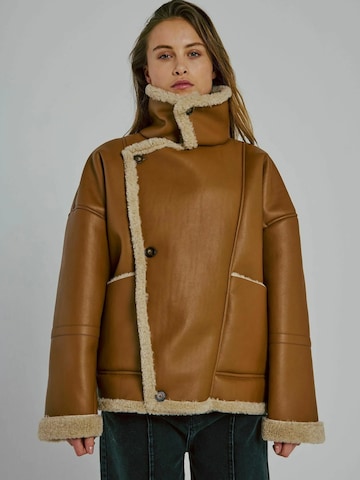 Veste mi-saison 'Hanny' NORR en marron : devant