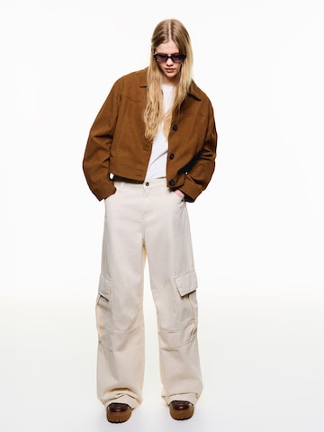 Bershka Wide leg Cargo trousers in Beige: front