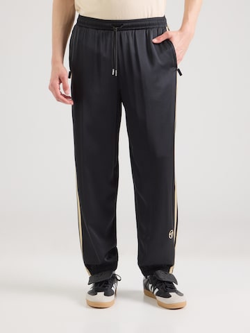 Sergio Tacchini Tapered Byxa 'Young Line' i svart: framsida