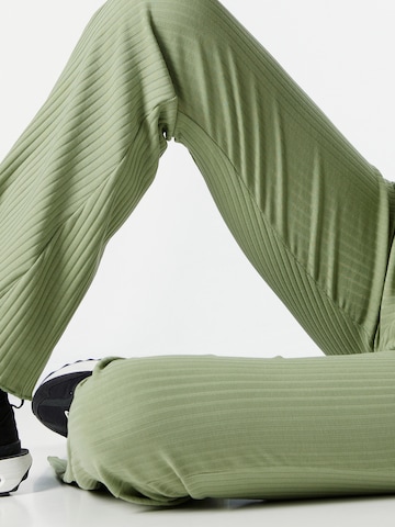 Nike Sportswear Разкроени Панталон в зелено