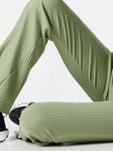 Evazați Pantaloni de la Nike Sportswear pe verde