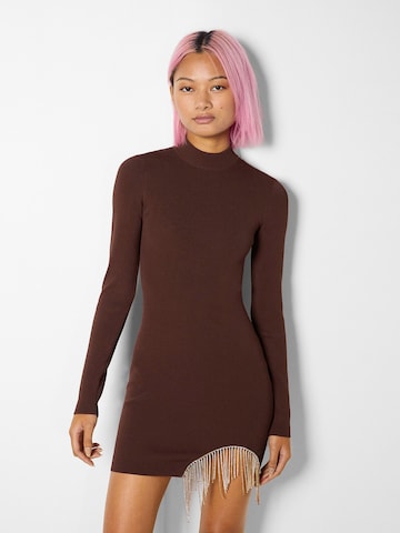 Robes en maille Bershka en marron : devant