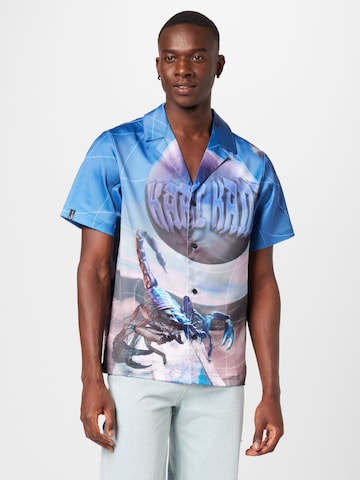 Karl Kani - Ajuste regular Camisa en azul: frente