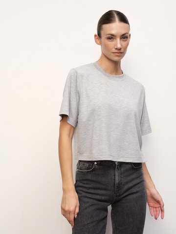 RÆRE by Lorena Rae Футболка в Серый: спереди