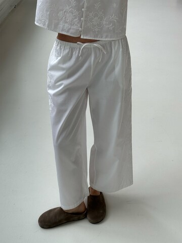 Loosefit Pantaloni di ABOUT YOU x Marie von Behrens in bianco