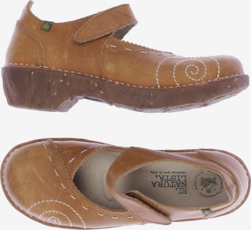 EL NATURALISTA Flats & Loafers in 37 in Brown: front