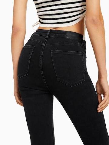 Skinny Jeans de la Bershka pe negru