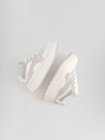 Bershka Sneaker in Beige