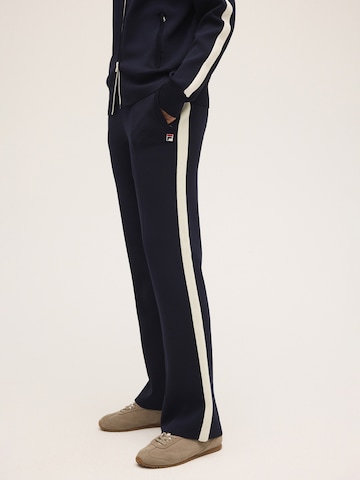 Loosefit Pantaloni 'CORTINA wide straight taped technical knit track pants' di FILA in blu: frontale