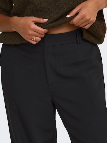ONLY Carmakoma - regular Pantalón plisado en negro
