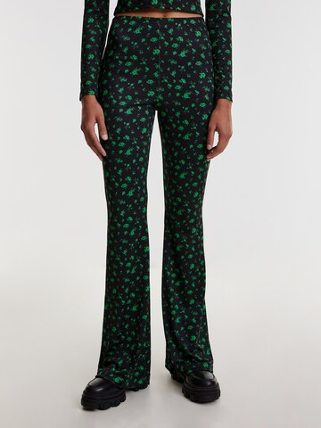 EDITED Flared Broek 'Zelinda' in Groen: voorkant