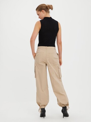 Effilé Pantalon cargo VERO MODA en beige