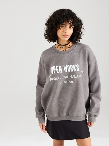 TOPSHOP Sweatshirt in Grey: front