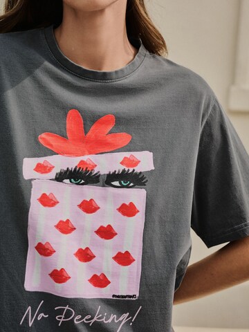 Next Póló 'No Peeking Kendra Dandy' - szürke