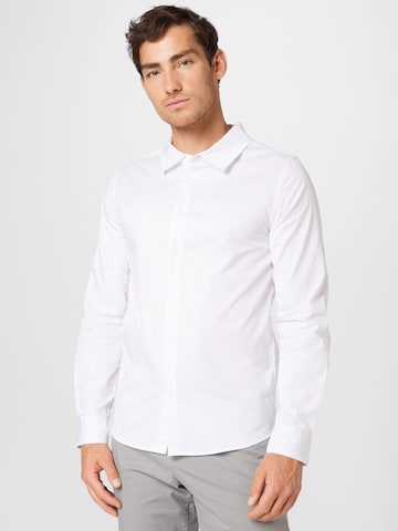 ABOUT YOU جينز ضيق الخصر والسيقان قميص 'Moritz' بلون أبيض: الأمام