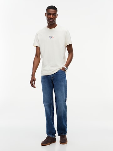 Tricou 'NYC' de la Tommy Jeans pe bej