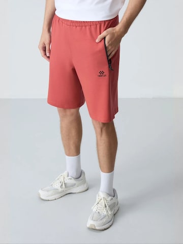 Tommy Life Regular Pants in Red