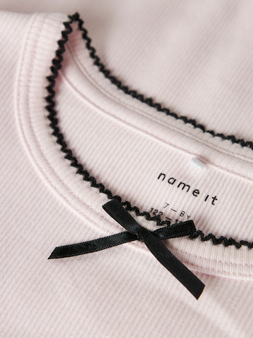 Tricou 'NKFFIONA' de la NAME IT pe roz