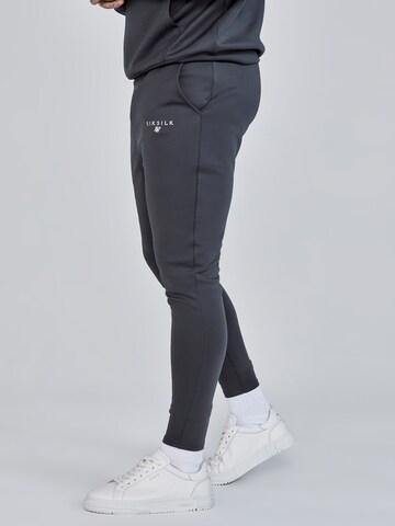 Tapered Pantaloni di SikSilk in grigio