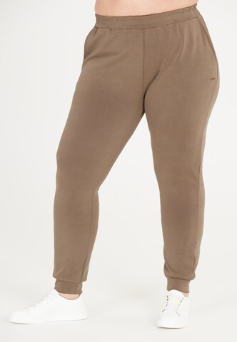 Q by Endurance Tapered Hose 'Alaia' in Braun: Vorderseite
