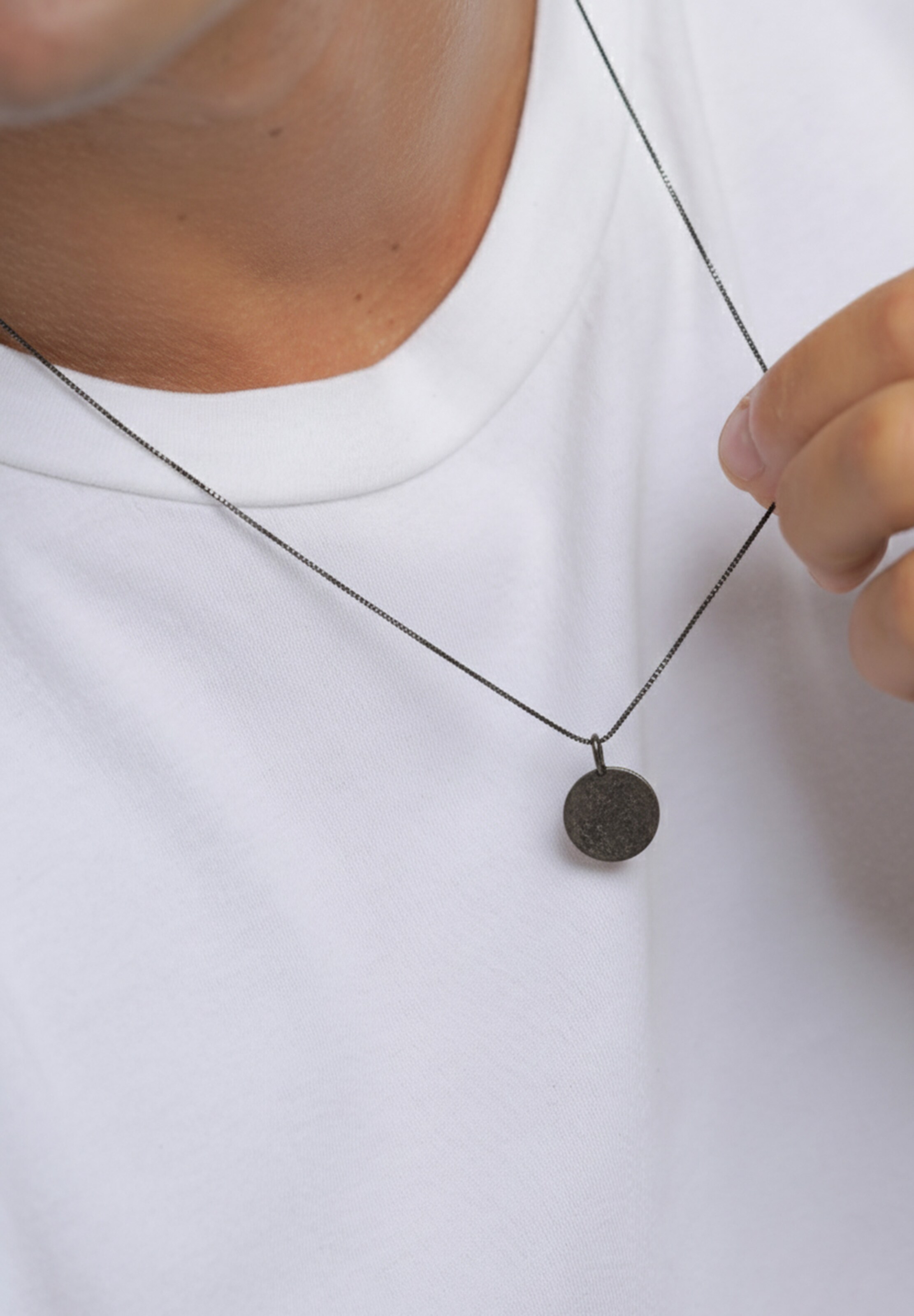 KUZZOI Αλυσίδα σε μαύρο: μπροστά