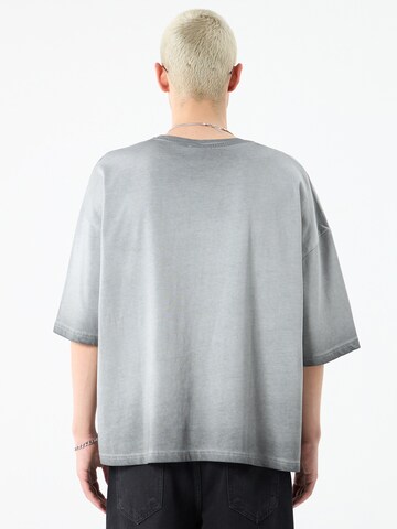 VAMOS CLO T-shirt 'The Colony' i grå